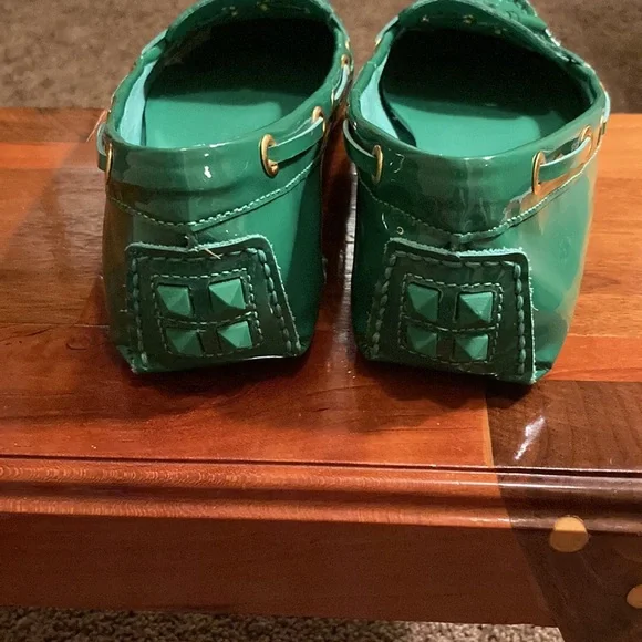 MICHAEL KORS GREEN LOAFERS. SIZE 6. THIS GREEN💚💚 NWOT - Picture 6 of 11